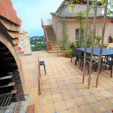 Christine: Luxurious 17-person With Pool And Barbecue Villa *