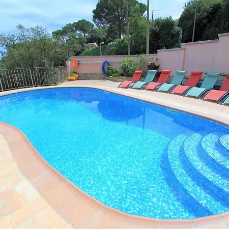 Christine: Luxurious 17-person With Pool And Barbecue
