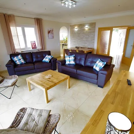 Christine: Luxurious 17-person With Pool And Barbecue *