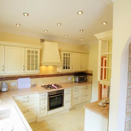 Christine: Luxurious 17-person With Pool And Barbecue *