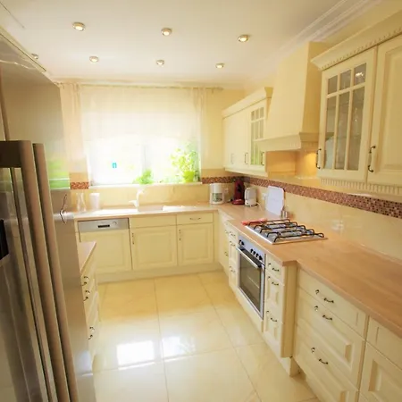 Christine: Luxurious 17-person With Pool And Barbecue Villa