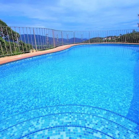 Christine: Luxurious 17-person With Pool And Barbecue Lloret de Mar